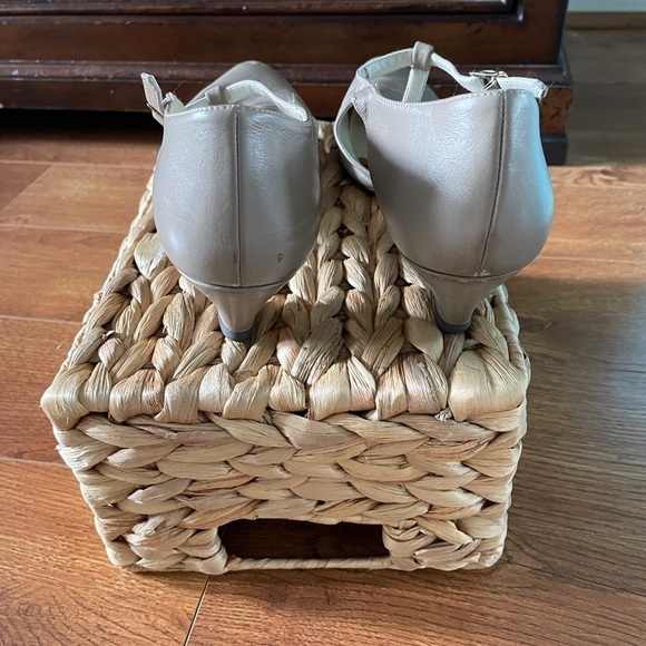 The Tog Shop cream t-stripe heels in size 8.5 - Picture 6 of 6